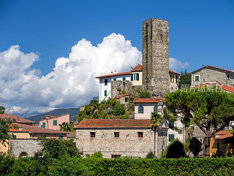 古老的五角形塔，Vezzano Ligure，意大利。